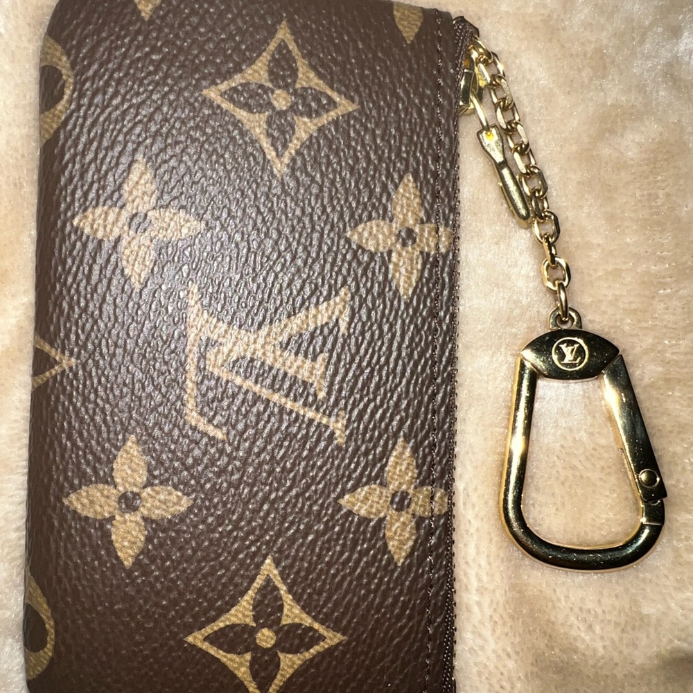 LV Key Pouch 🍓SOLD🍓 - Picture 3 of 17